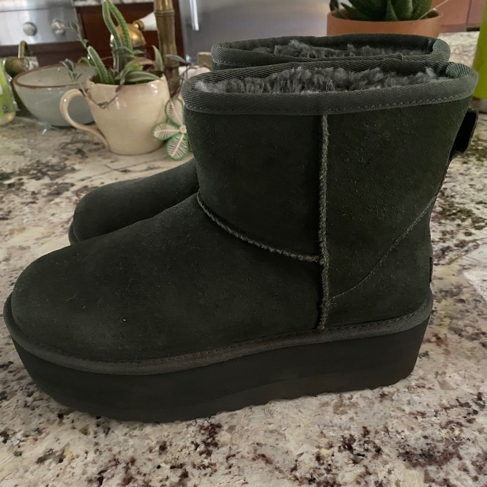 UGG Classic Mini Bootie Platform Sz 8/EU39